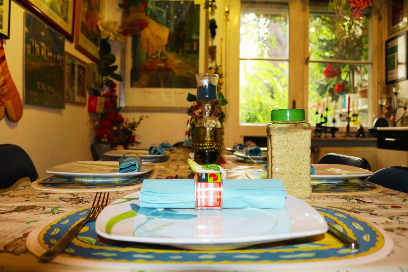 Gedeckter Tisch mit Tellern, Servietten und Blick zum Fenster