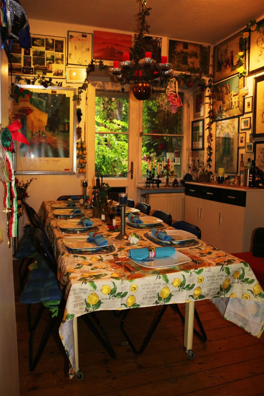 Langer gedeckter Tisch im Kochstudio