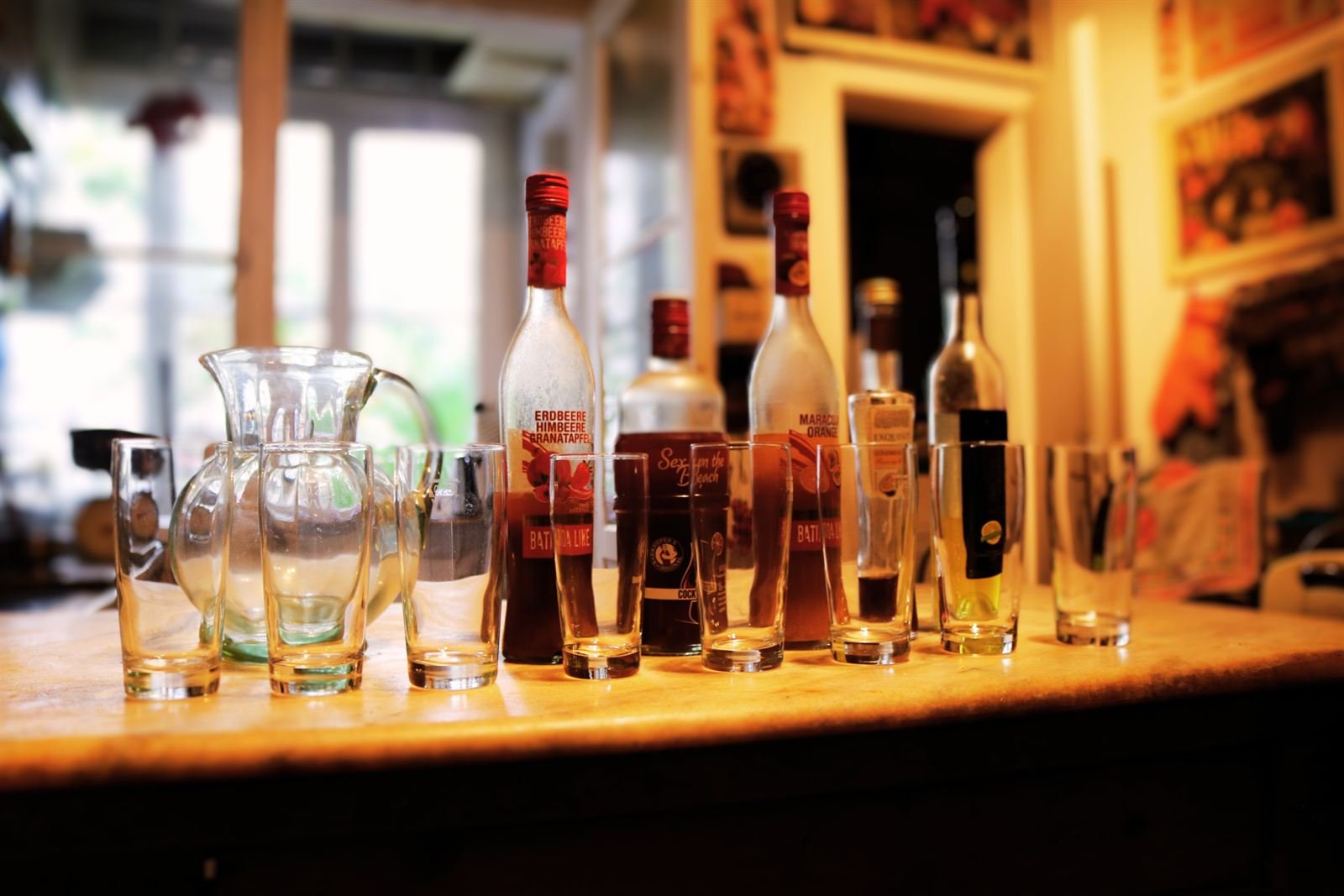 Gläser und Likörflaschen auf der Theke